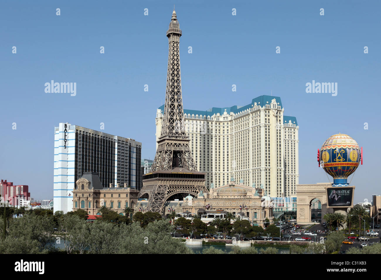 Ciudad de Las Vegas Strip con el hotel parisino y la Torre Eiffel. Los  principales hoteles en segundo plano Fotografía de stock - Alamy