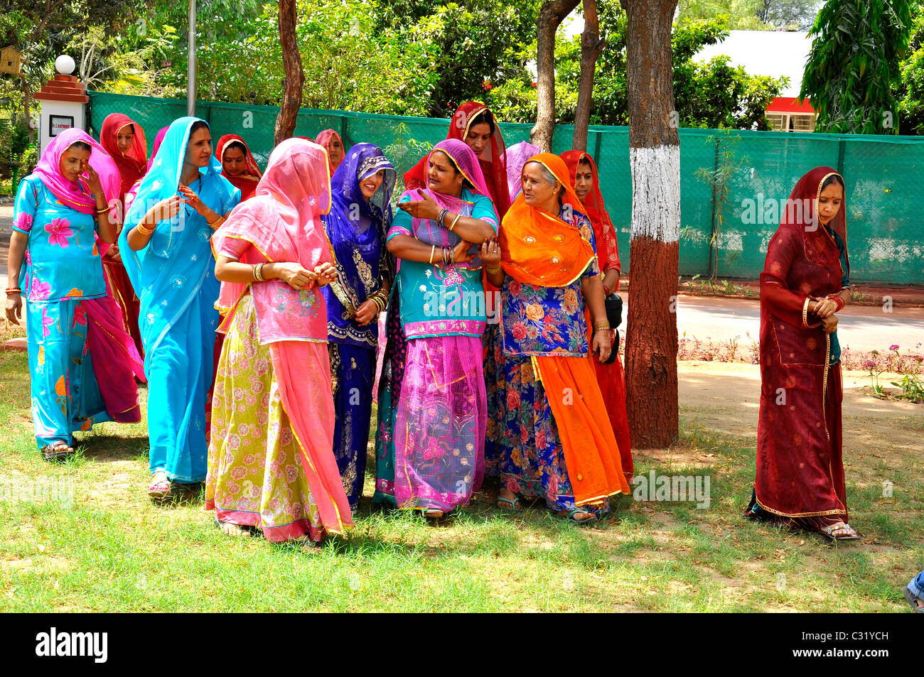Las mujeres indias de Rajasthan, vestida con un traje tradicional, en el  Templo del Sol,Modhera-Gujarat,India Fotografía de stock - Alamy