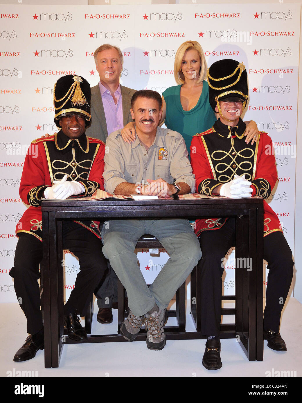Jenny McCarthy celebra la gran apertura de la FAO Schwarz juguetería  ubicada en el centro comercial Macy's en Miami, Florida Fotografía de stock  - Alamy