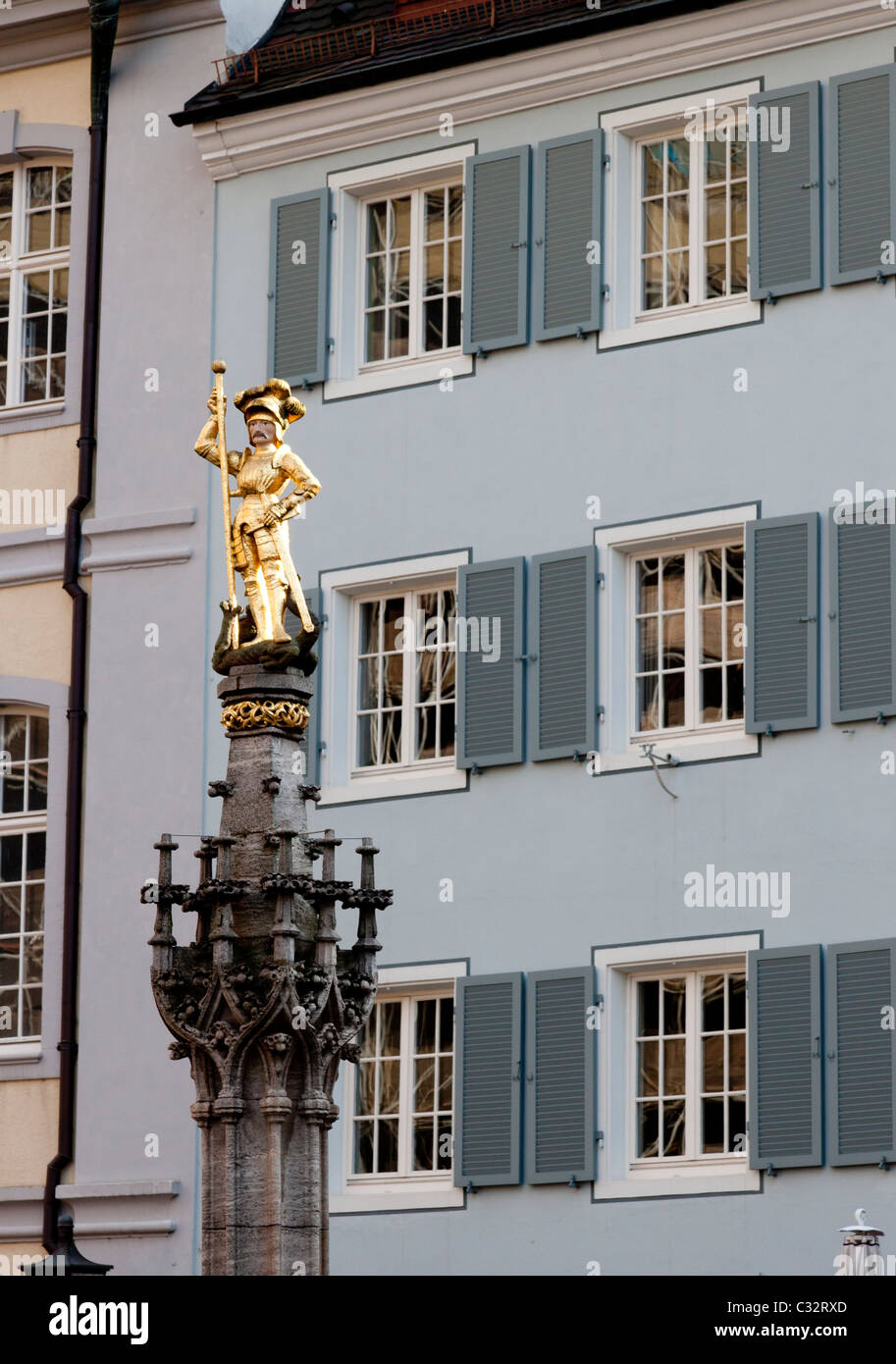 Estatua de oro de San Jorge en el Münster Platz, la Plaza de la Catedral, Freiburg, Alemania Foto de stock