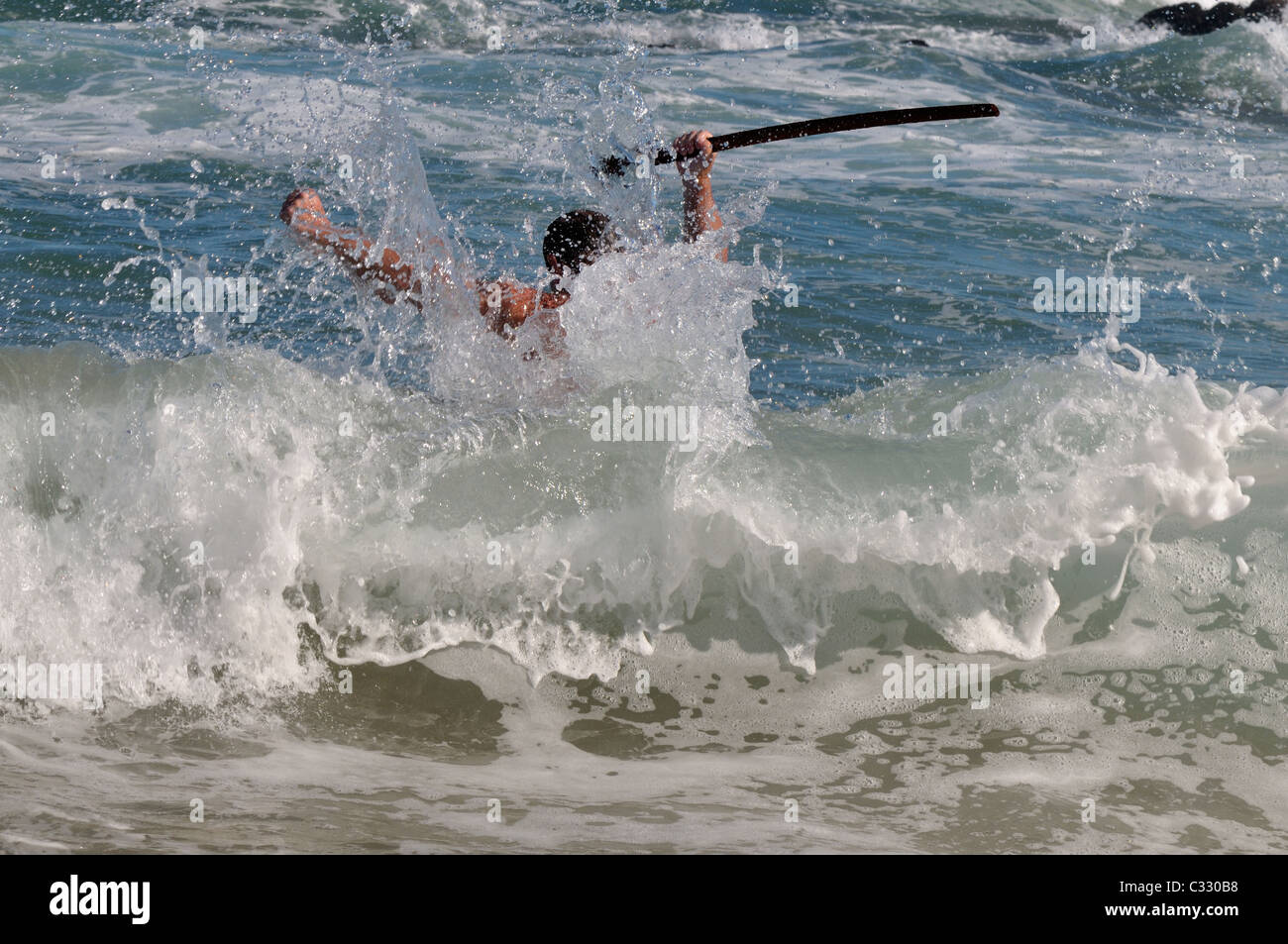 Kendo - formación kumdo en las olas del mar sobre la costa oriental de Sudáfrica Foto de stock