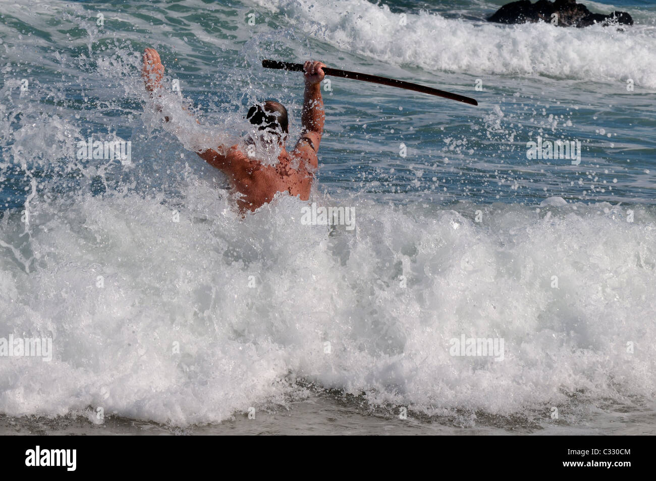 Kendo - formación kumdo en las olas del mar sobre la costa oriental de Sudáfrica Foto de stock