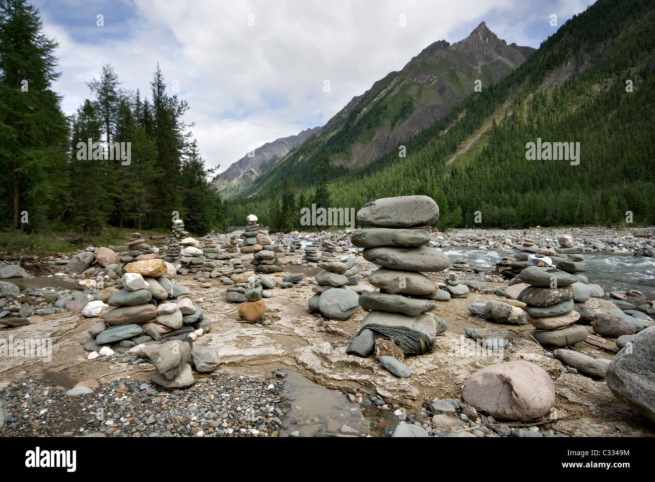 Río de montaña Shumak. Las piedras de las pirámides. Las montañas Sayan. En Siberia. Rusia. Foto de stock