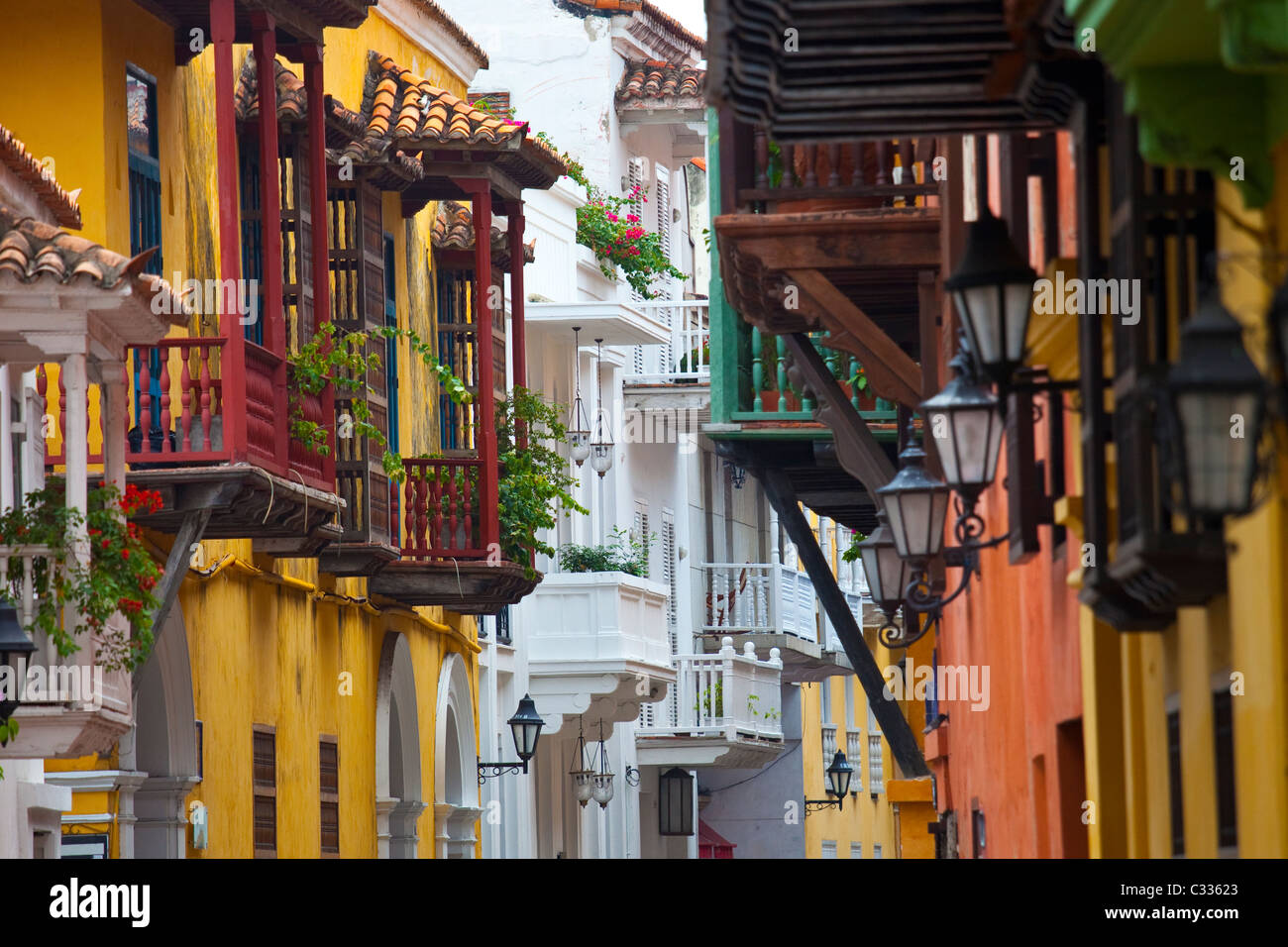 Estrecho callejón en el casco antiguo de la ciudad, Cartagena, Colombia Foto de stock