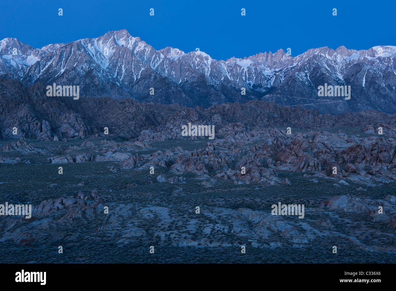 Alba Luz sobre Sierra Nevada y Alabama Hills, California, EE.UU. Foto de stock