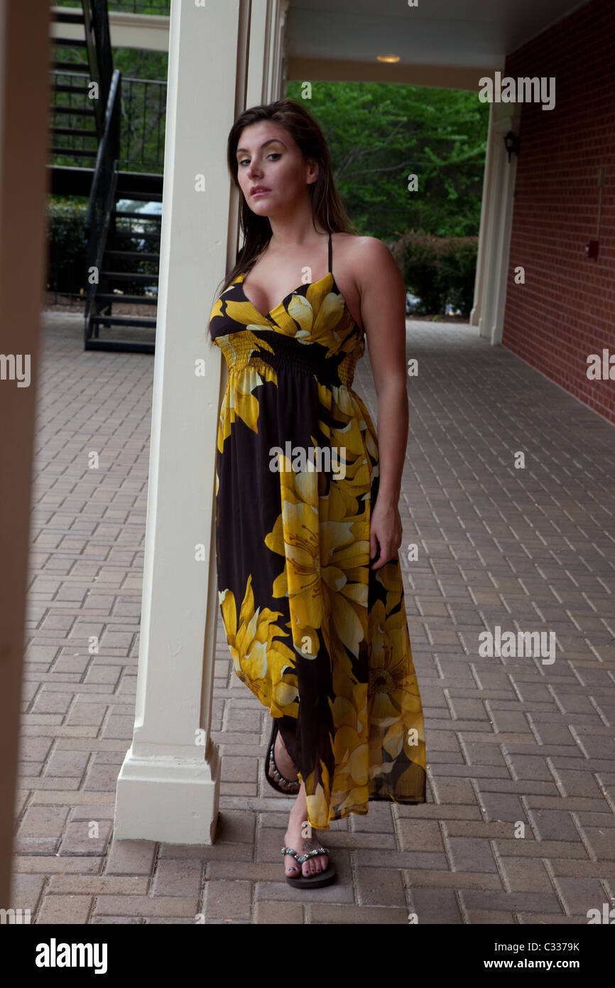 Vestido negro amarillo e de alta resolución - Alamy
