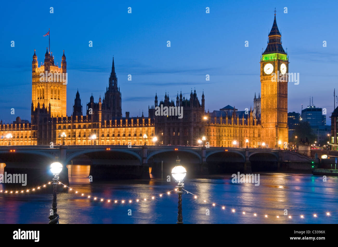 Las Casas del Parlamento, Westminster Bridge y el río Támesis por la noche, Londres, Inglaterra, Reino Unido. Foto de stock