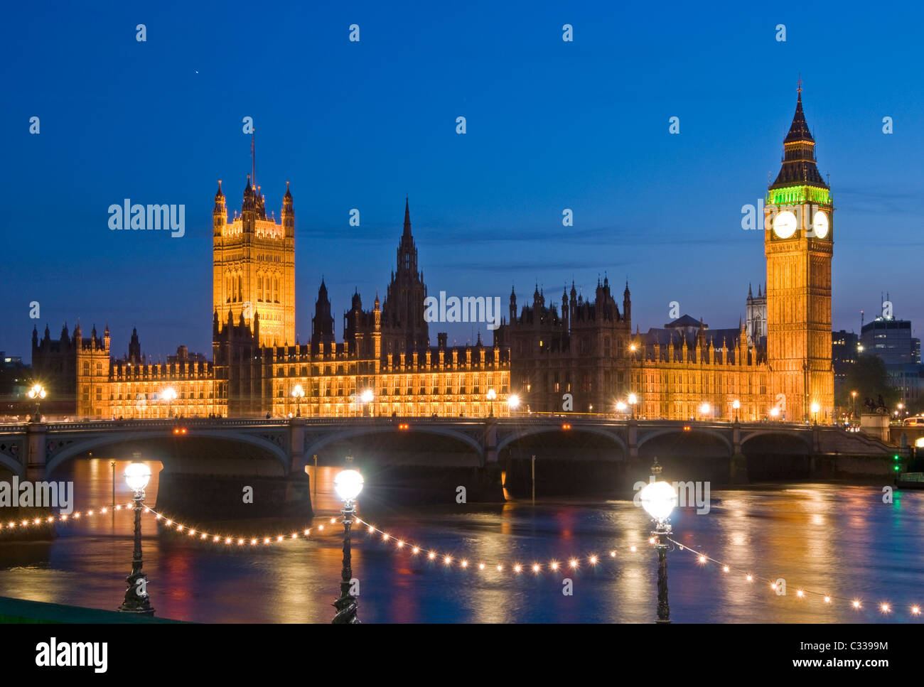 Las Casas del Parlamento, Westminster Bridge y el río Támesis por la noche, Londres, Inglaterra, Reino Unido. Foto de stock