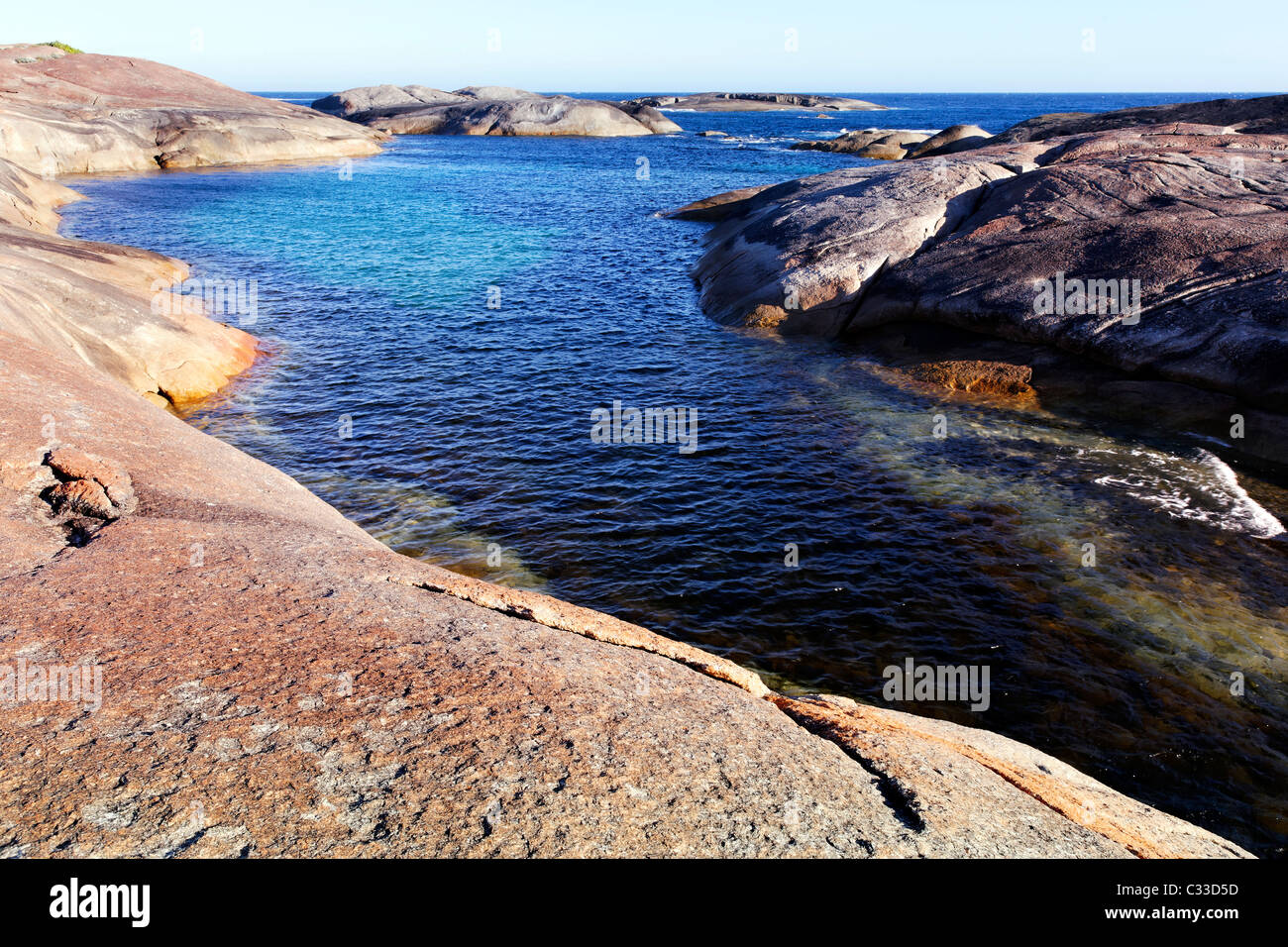 Piedra de granito costa entre rocas y elefantes verdes piscina cerca de Dinamarca, William Bay National Park, en el Suroeste de Australia Foto de stock