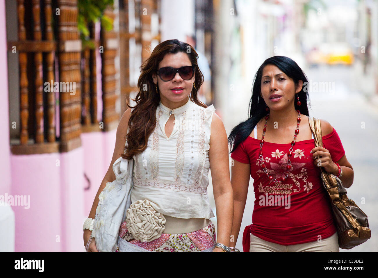Las mujeres colombianas en el casco antiguo de la ciudad, Cartagena, Colombia Foto de stock
