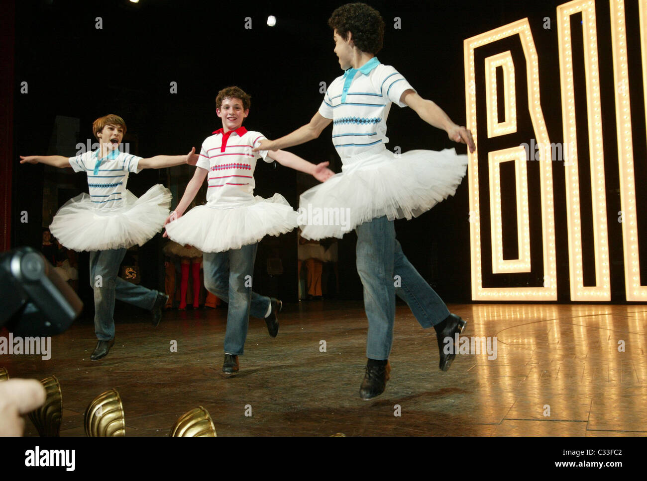 Billy Elliot de fundición llamada de la cortina de la noche de apertura de 'Billy  Elliot' en el Musical de Broadway en el Teatro Imperial, de la ciudad de  Nueva York Fotografía