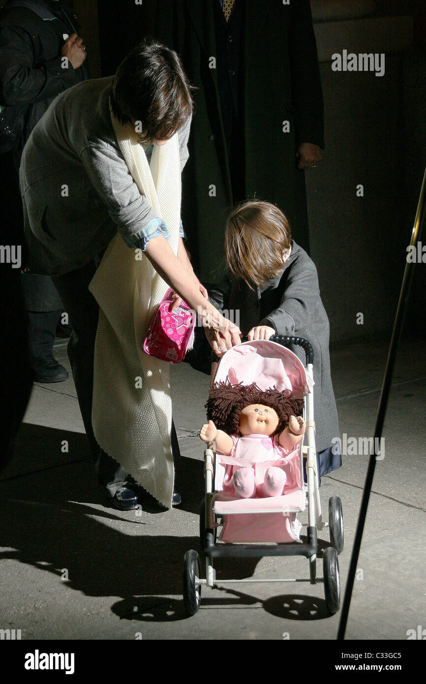 Katie Holmes Y Suri Cruise Katie Holmes Ayuda A Su Hija Suri Empujar Un Cochecito De Bebe Con Su Muneca Como Dejan Sus Fotografia De Stock Alamy