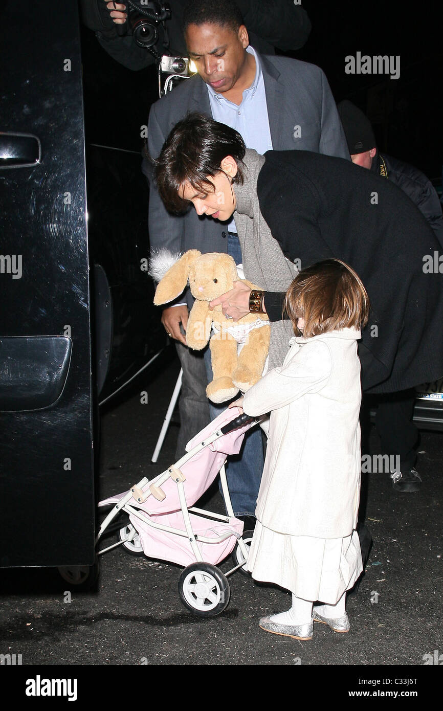 Suri Cruise Empuja Su Carro Del Bebe Con Su Madre Katie Holmes Como Salen De Su Apartamento De Manhattan La Ciudad De Nueva York Ee Uu Fotografia De Stock Alamy