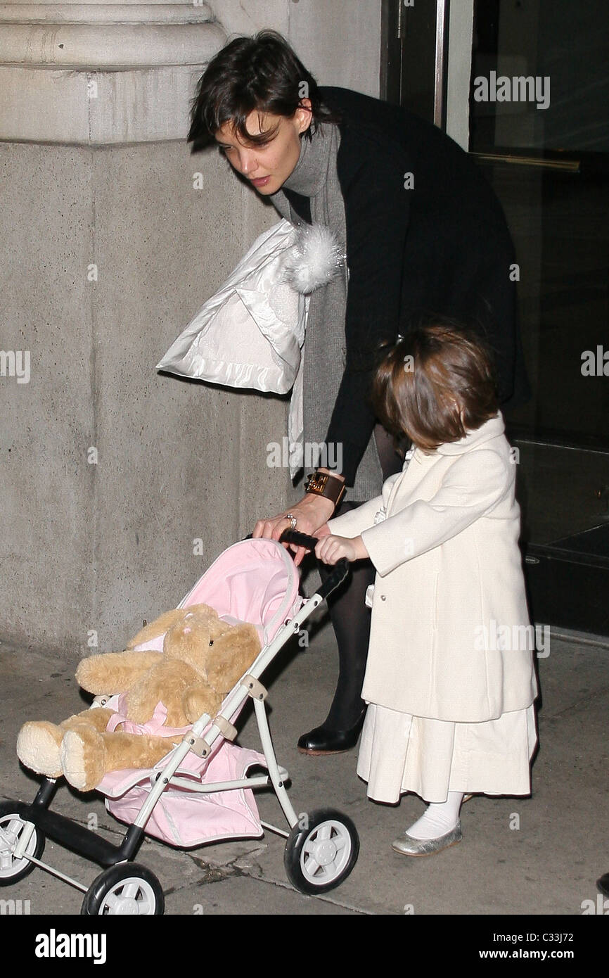 Suri Cruise Empuja Su Carro Del Bebe Con Su Madre Katie Holmes Como Salen De Su Apartamento De Manhattan La Ciudad De Nueva York Ee Uu Fotografia De Stock Alamy