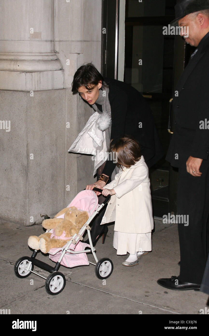 Suri Cruise Empuja Su Carro Del Bebe Con Su Madre Katie Holmes Como Salen De Su Apartamento De Manhattan La Ciudad De Nueva York Ee Uu Fotografia De Stock Alamy
