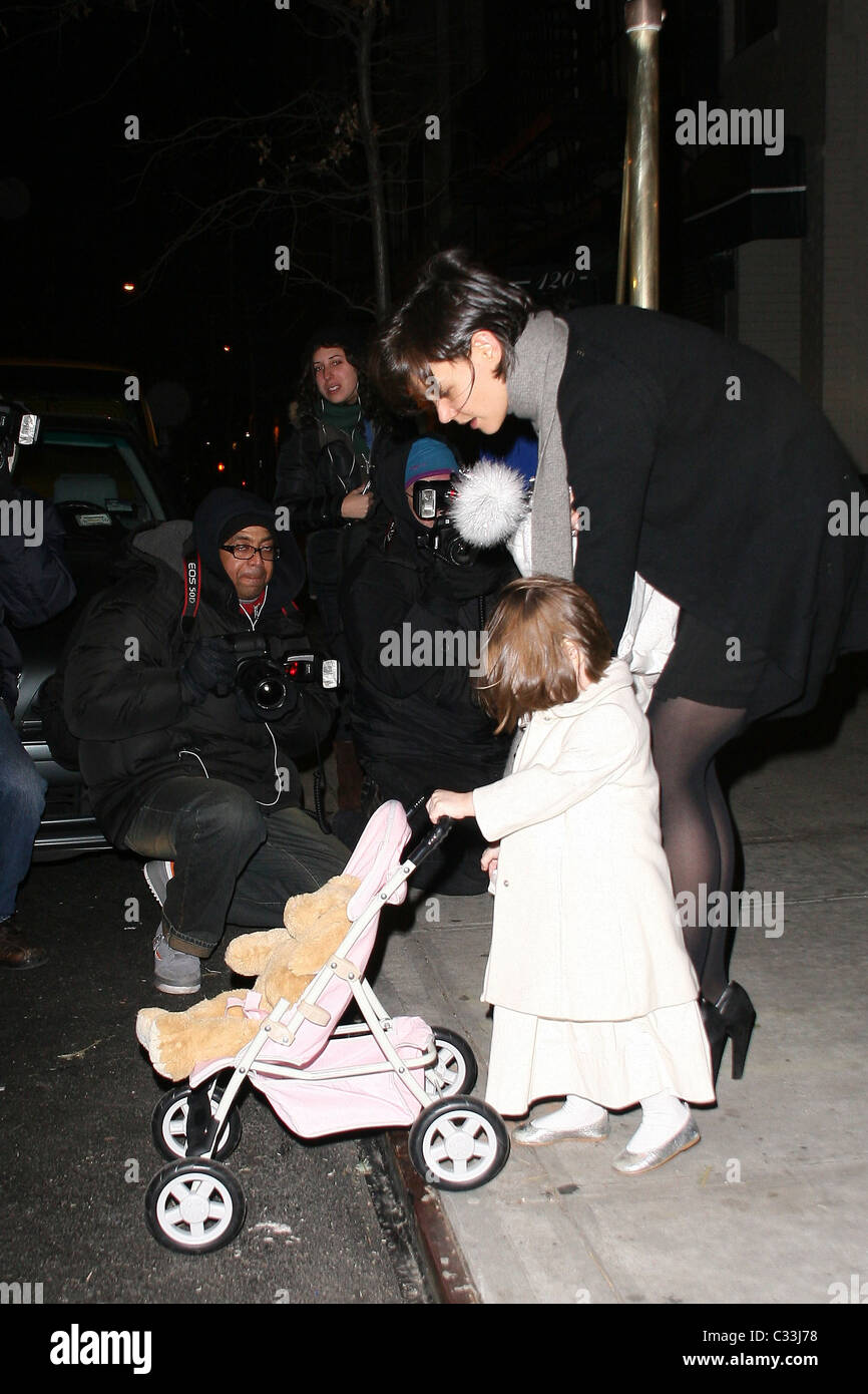 Suri Cruise Empuja Su Carro Del Bebe Con Su Madre Katie Holmes Como Salen De Su Apartamento De Manhattan La Ciudad De Nueva York Ee Uu Fotografia De Stock Alamy