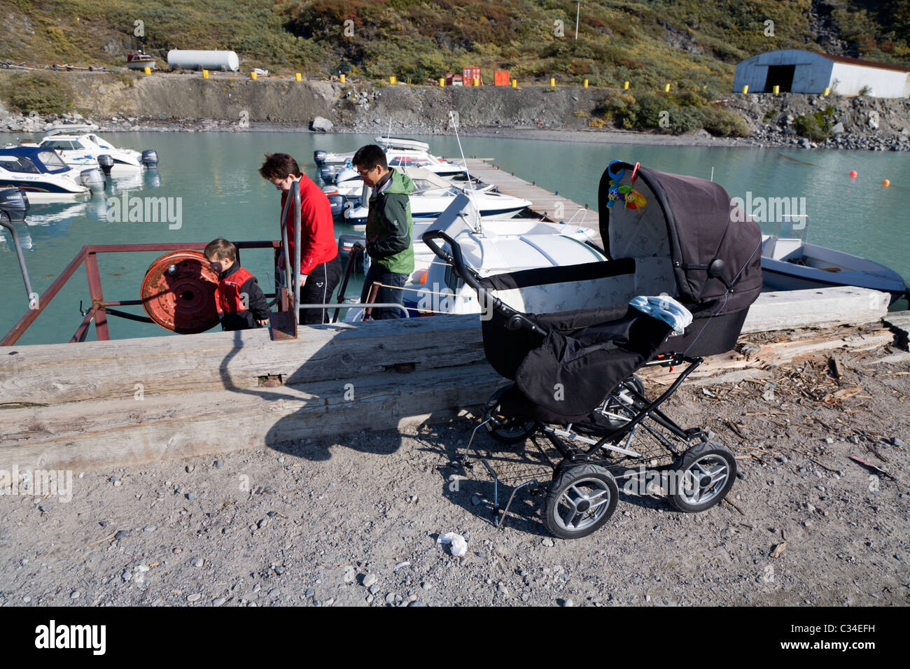 Las personas preparándose para un viaje en barco. Narsarsuaq Harbour, al sur de Groenlandia. Foto de stock