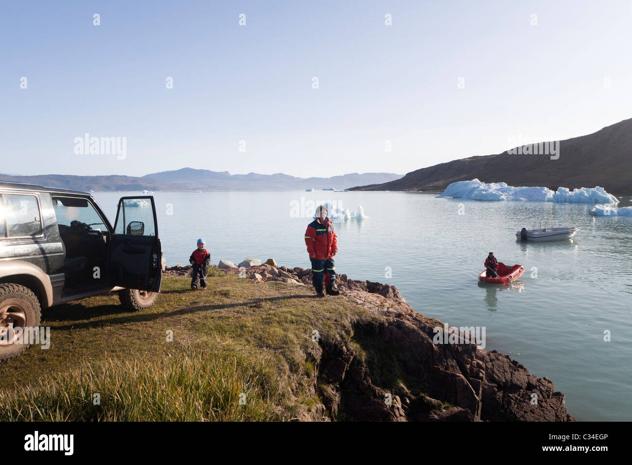 Las personas preparándose para un viaje en barco. Granja Inneruulalik, sur de Groenlandia Foto de stock