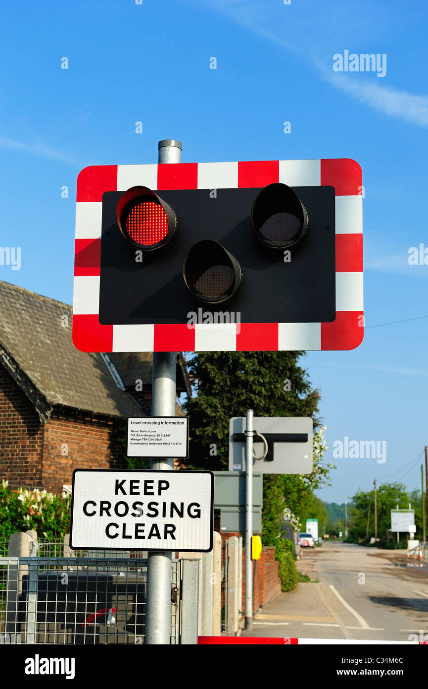Paso a nivel de ferrocarril de luces de advertencia de Inglaterra Foto de stock