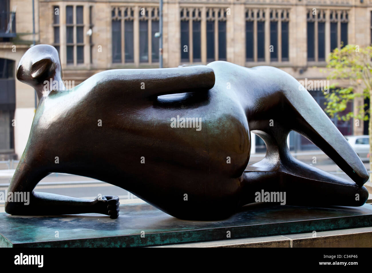 La escultura yacente de Henry Moore titulado Mujer: Codo Foto de stock