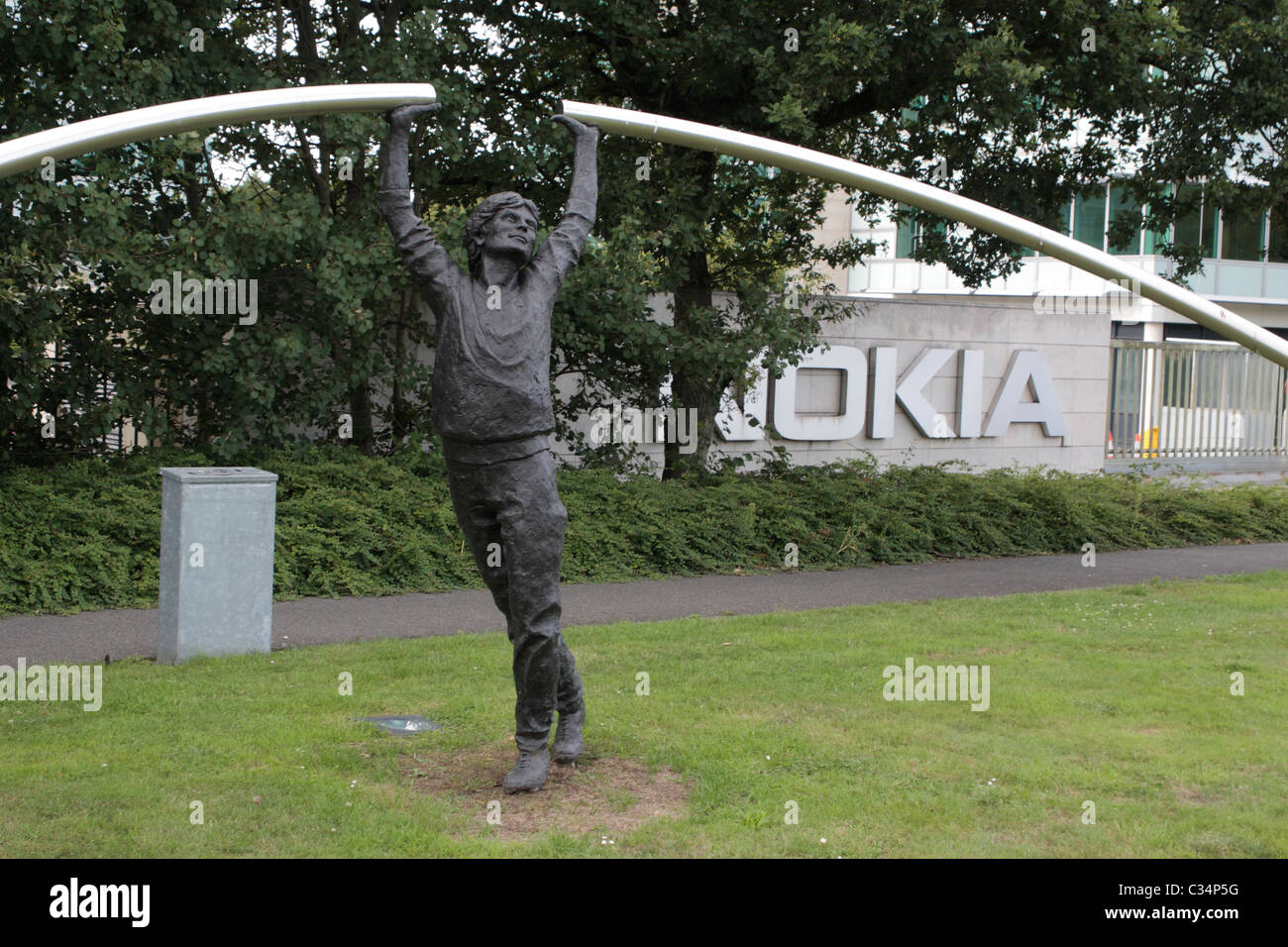 Estatua fuera de la entrada del sitio web de Nokia en Farnborough, Hampshire, Reino Unido. Foto de stock