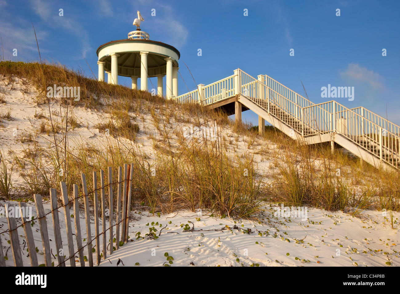 Escaleras y pasarela sobre dune conduce a playa en Seaside Florida USA Foto de stock