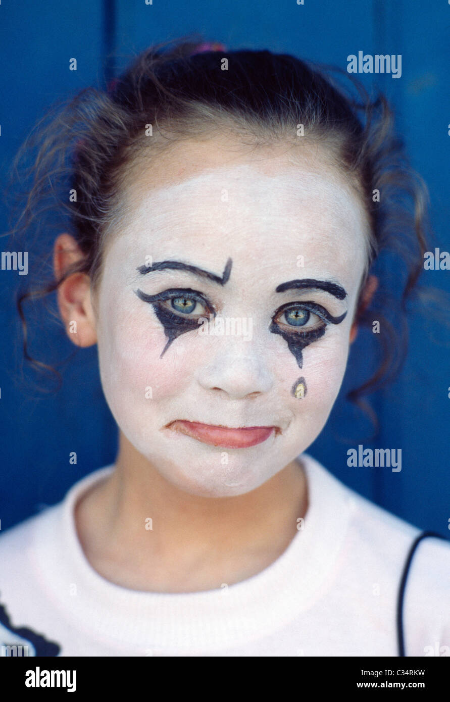 Retrato de una joven que llevaba el maquillaje de payaso triste Fotografía  de stock - Alamy
