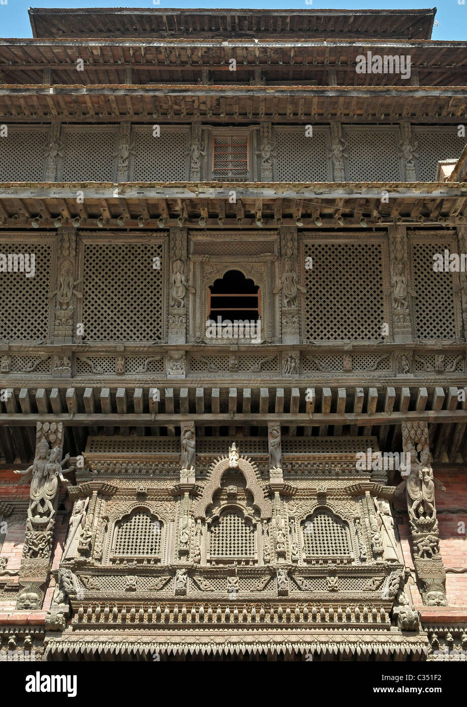 Uno de los edificios de madera tallada, ornamentado en Patan Nr Katmandú, Nepal Foto de stock