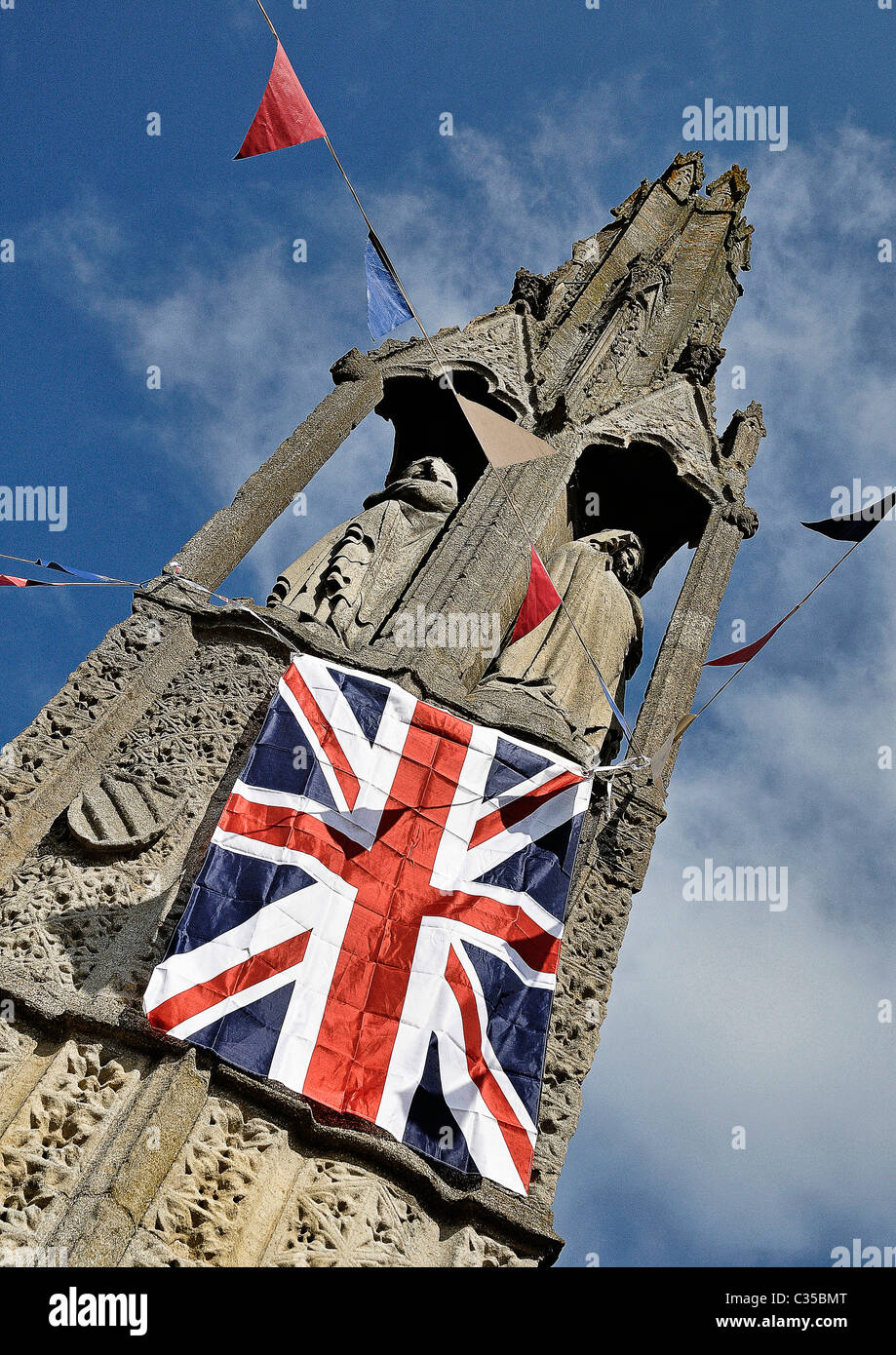 La bandera de la Unión, con bunting Eleanor colgado en la cruz, en la