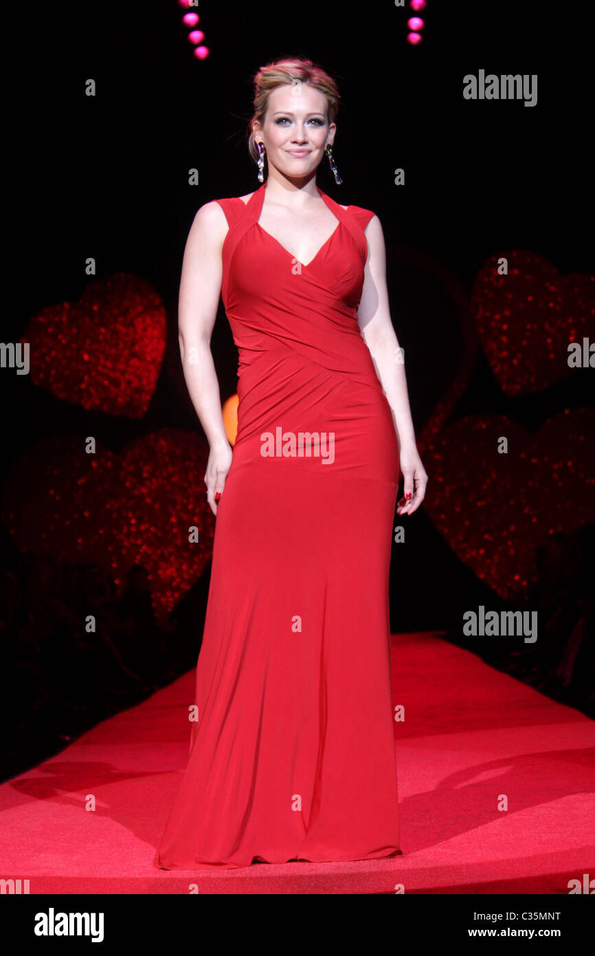 Hilary Duff vestidos de Donna Karan Mercedes-Benz IMG la Semana de la Moda  de Nueva York Otoño 2009 - El corazón de la verdad Colección Vestido Rojo  Fotografía de stock - Alamy