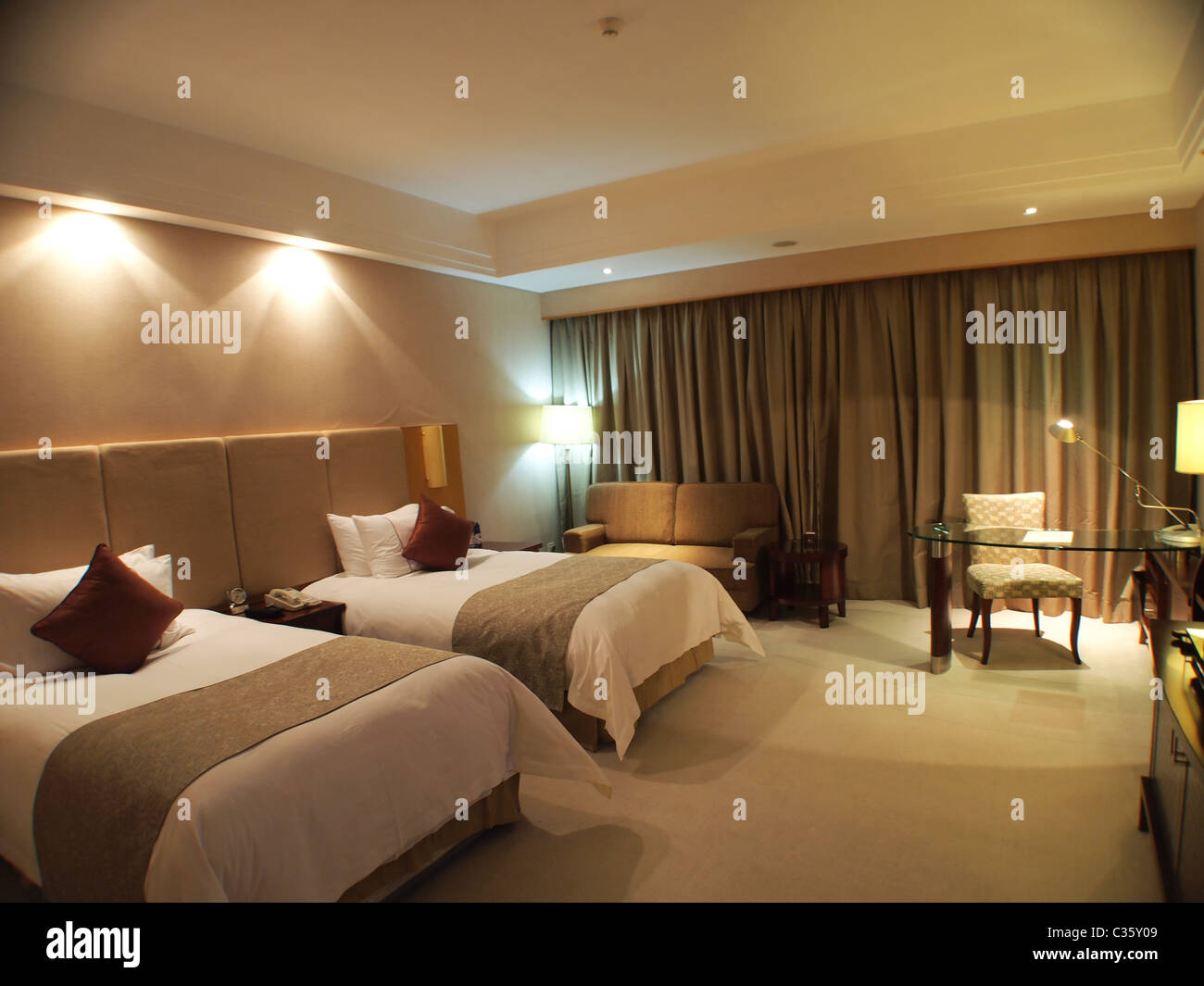 Elegante habitación de hotel Foto de stock