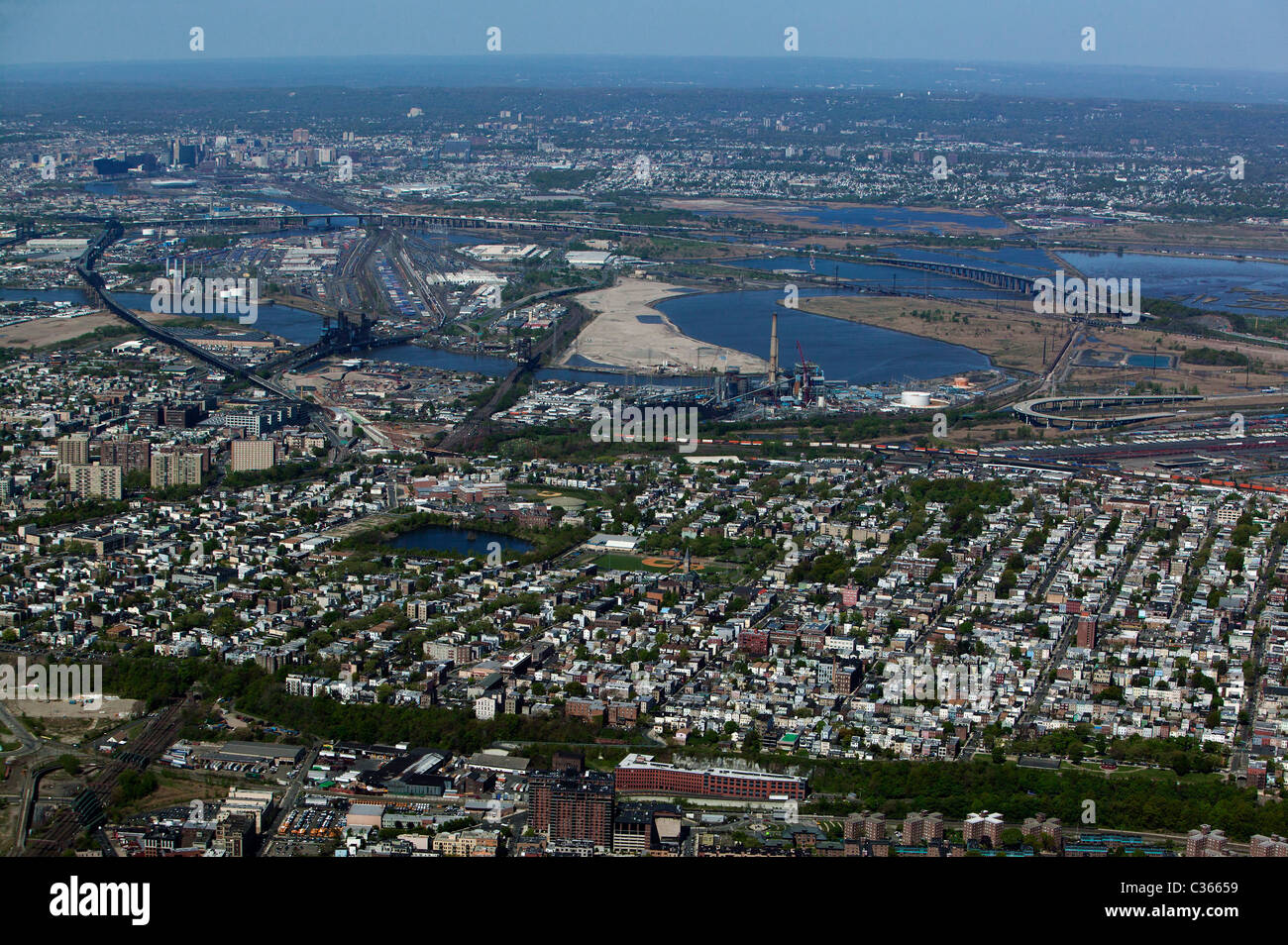 Vista aérea por encima de la ciudad de Jersey en Newark de Nueva Jersey en segundo plano. Foto de stock