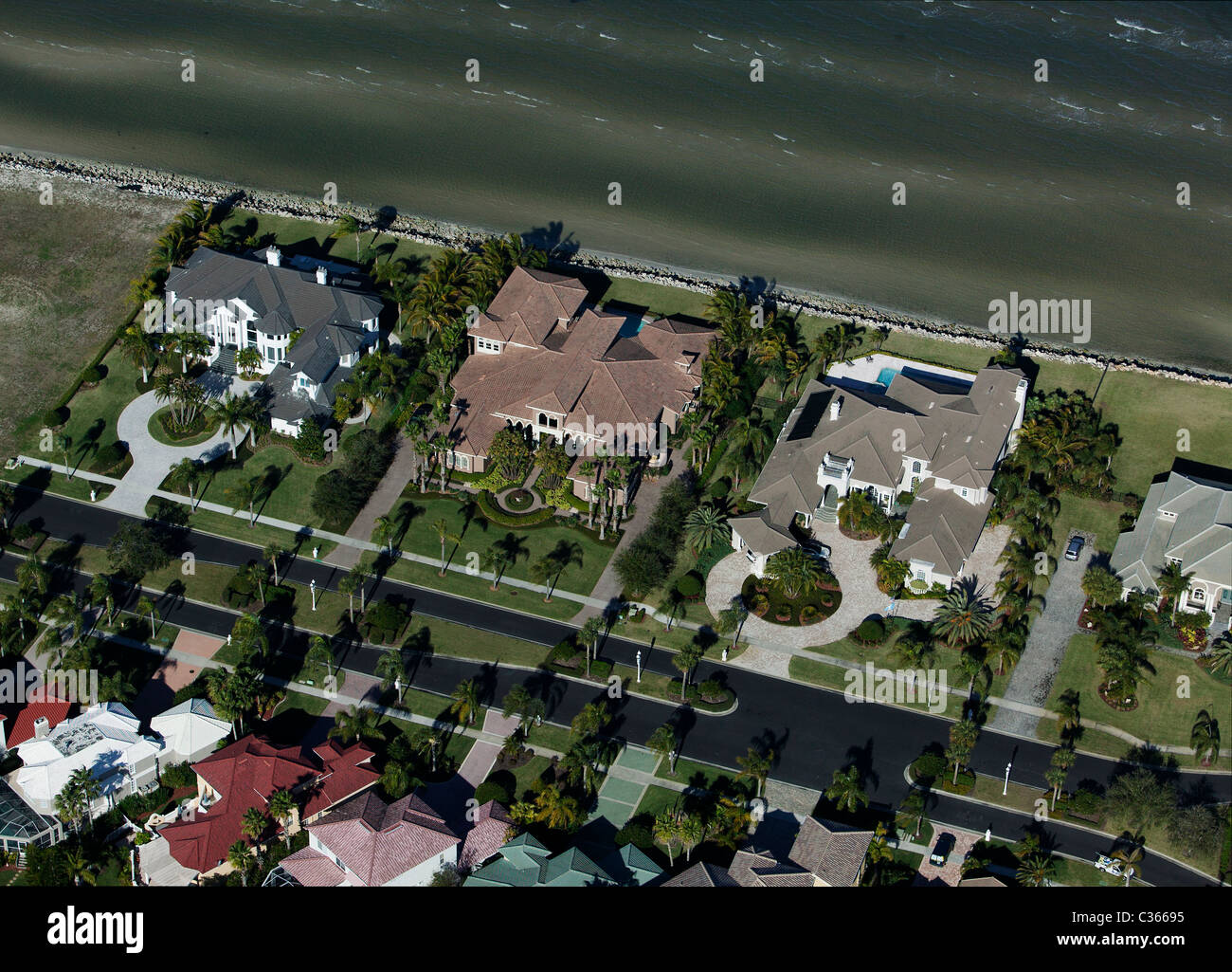Vista aérea por encima de casas frente al mar de la Bahía de Tampa Florida Foto de stock
