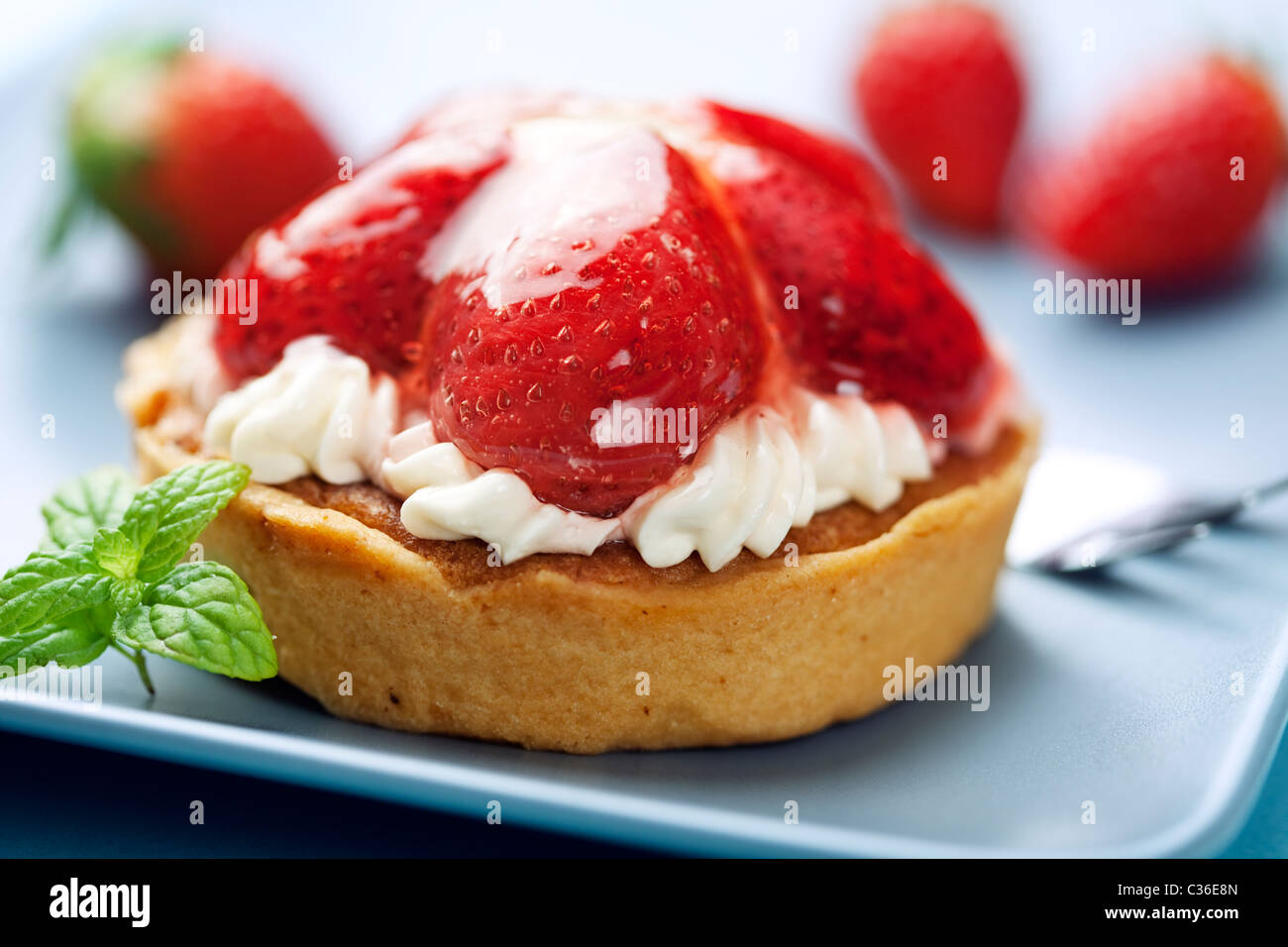 Tarta de fresas con crema fresca y Foto de stock