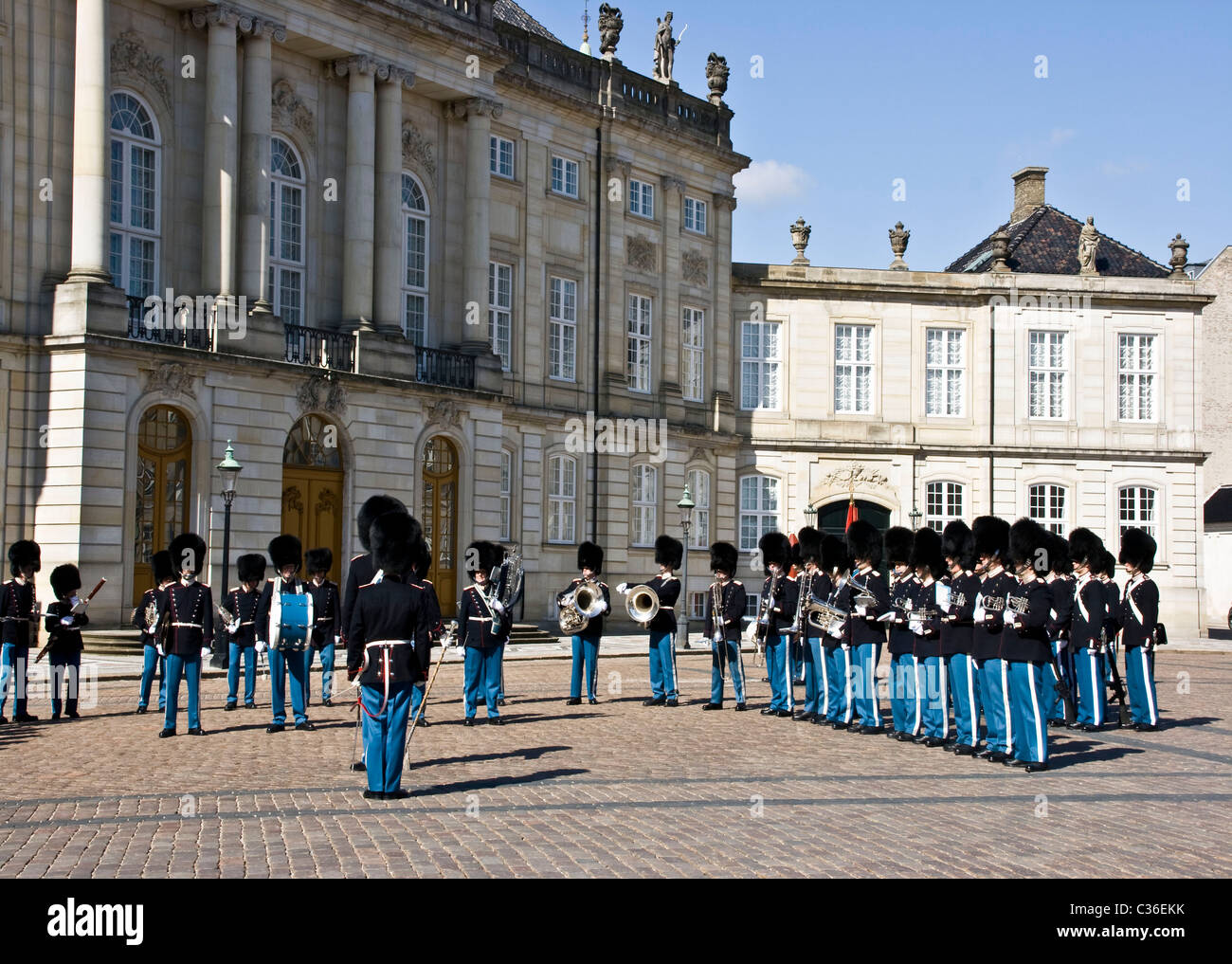 Un Livgarden (Real life guard) banda militar interpretando en frente de palacios Amalienborg Copenhague Dinamarca Escandinavia Foto de stock