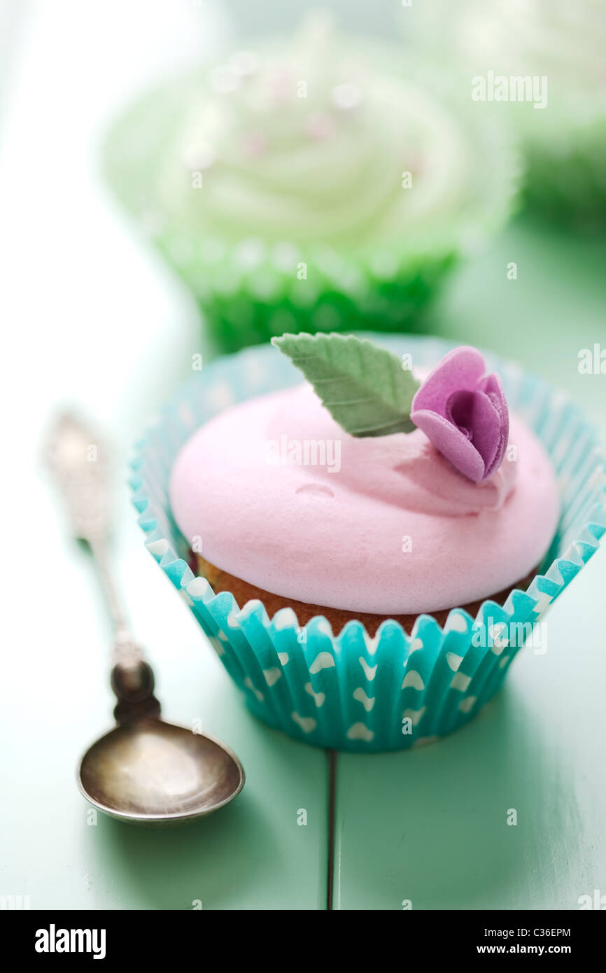 Primer plano de hermoso verano cupcake con crema con sabor fresa Foto de stock