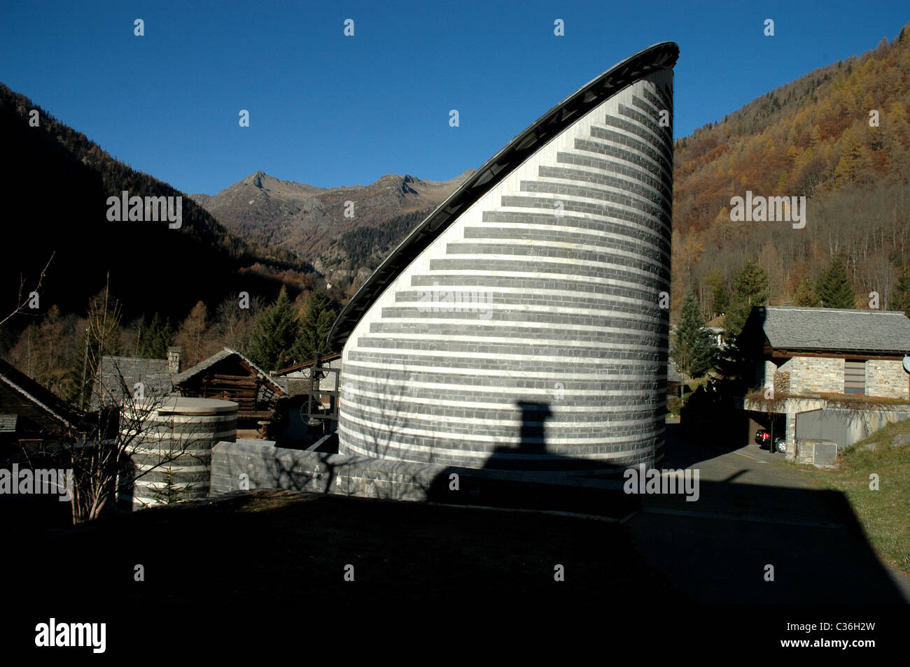 Capilla de Mogno, construido por el arquitecto Mario Botta, Tesino, Suiza Foto de stock