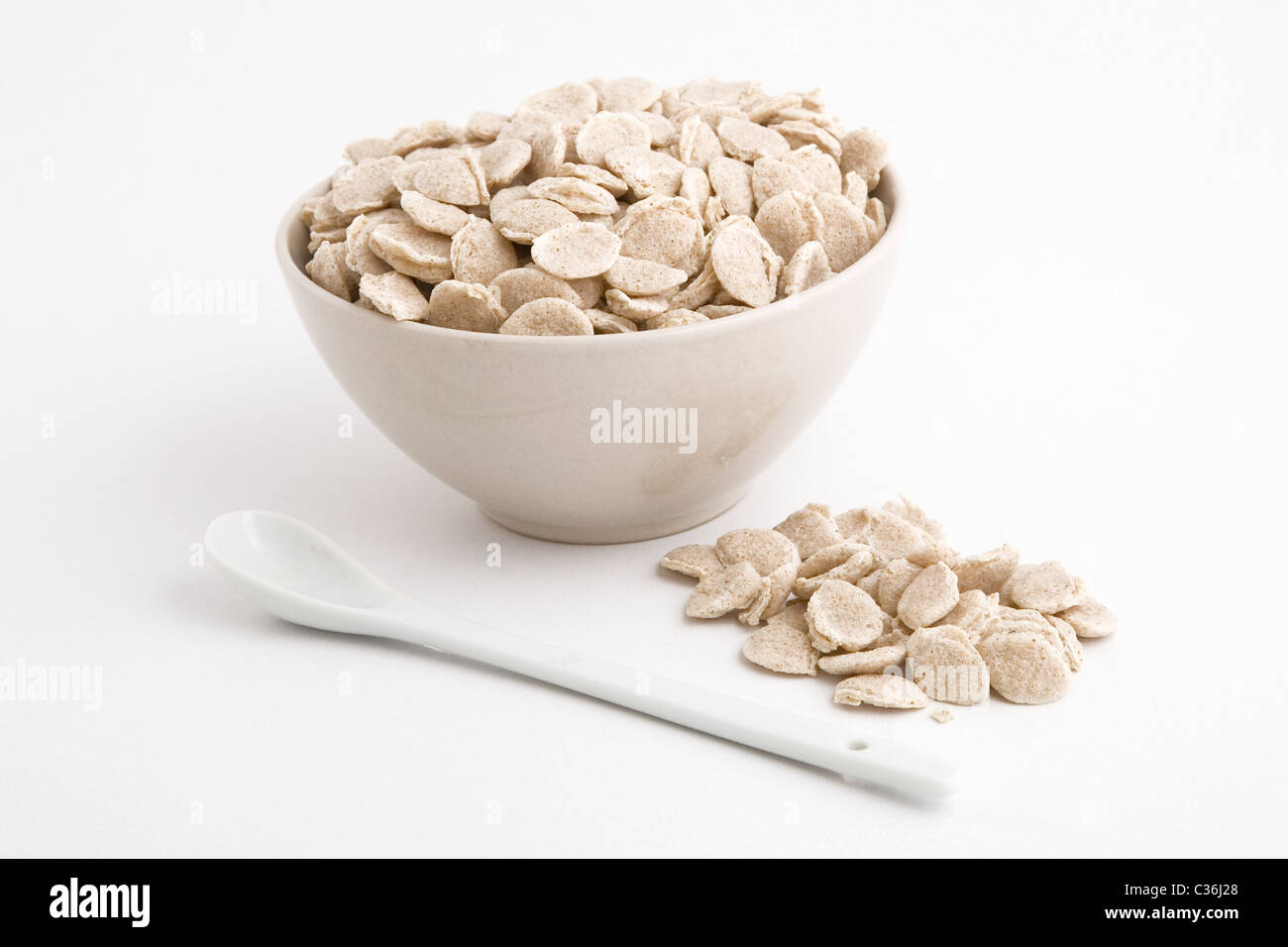 Vista frontal del tazón de cereales sobre fondo blanco. Foto de stock