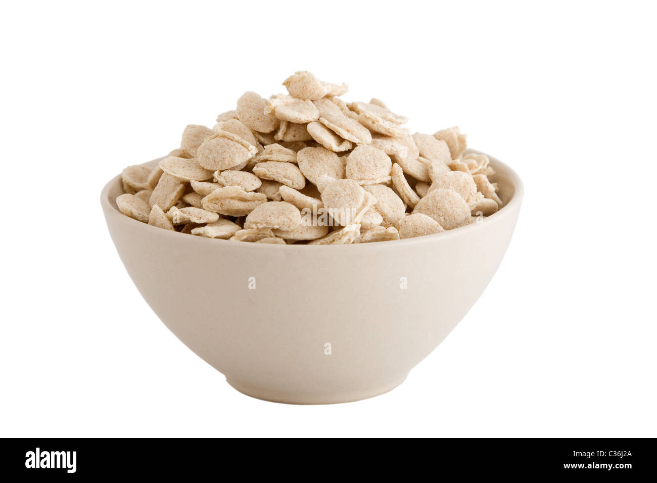 Vista frontal del tazón de cereales sobre fondo blanco. Foto de stock