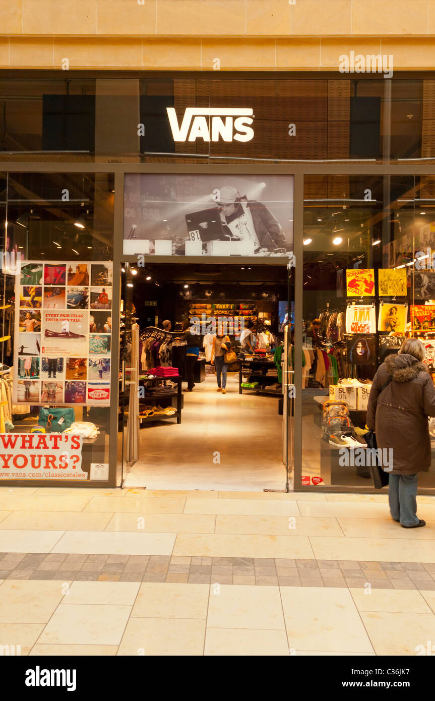 Vans store fotografías e imágenes de alta resolución - Alamy