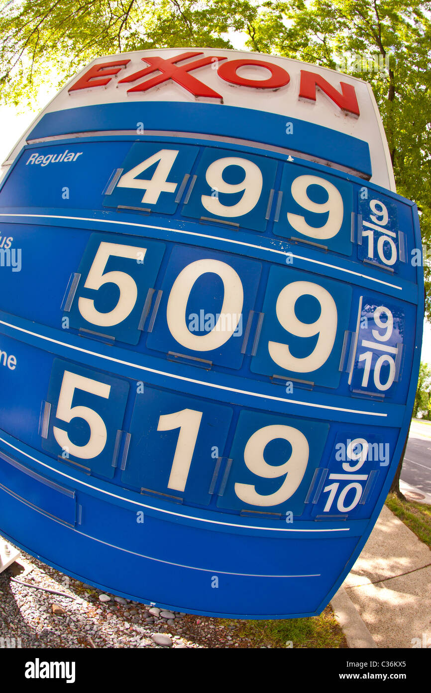 WASHINGTON, DC, EE.UU. - firmar los precios de la gasolina en estaciones de servicio de Exxon Foto de stock