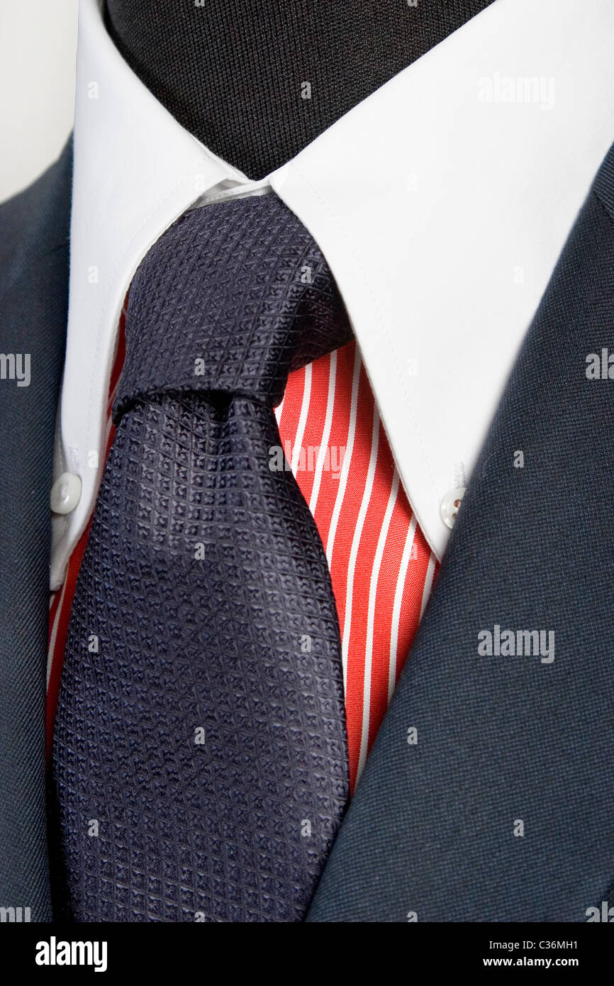 Cerca de traje azul con corbata y camisa a rayas rojas Fotografía de stock  - Alamy