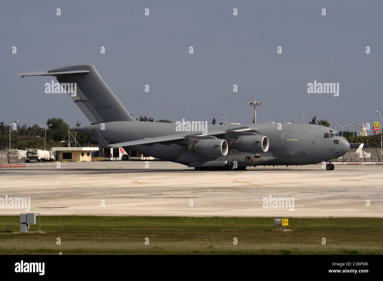 Las Fuerzas canadienses que Boeing C-17A Globemaster III jet de transporte militar sobre el terreno Foto de stock