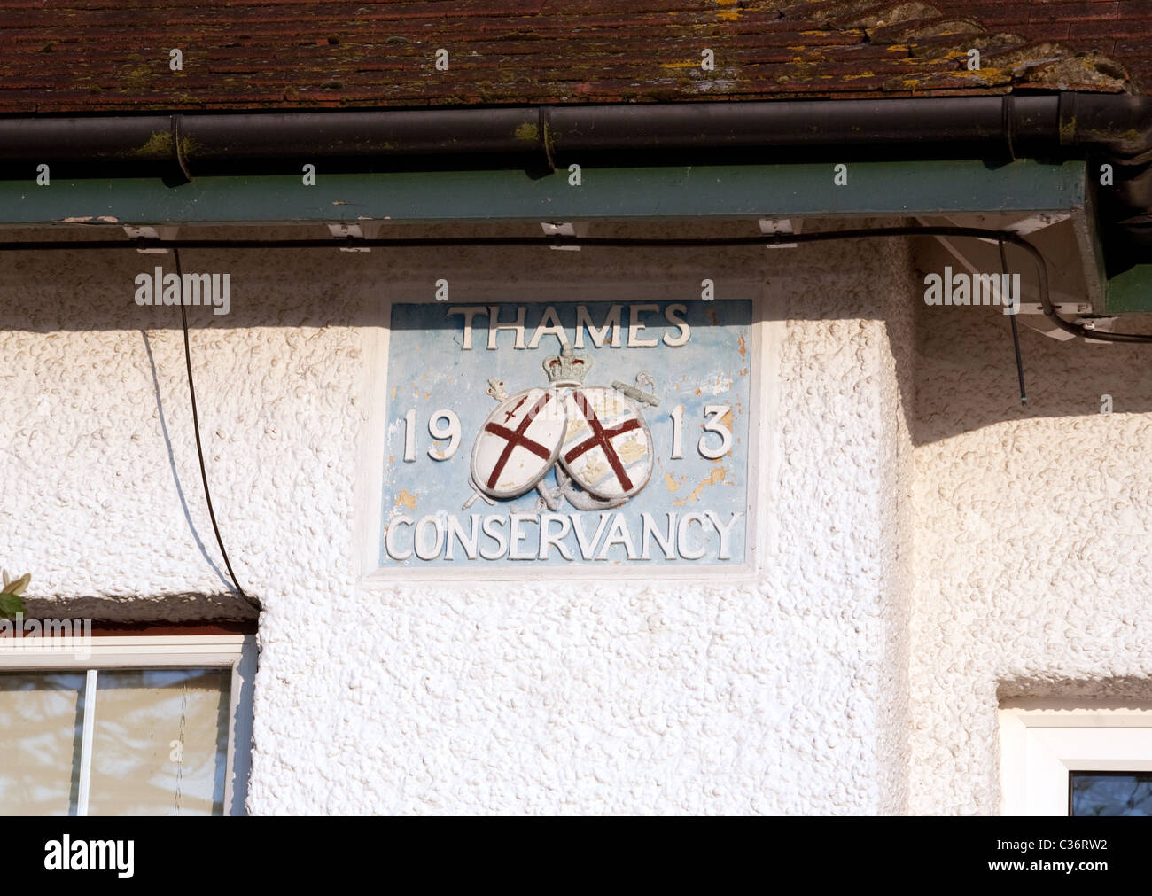 1913 Thames Conservancy firmar en una antigua casa de torreros bloqueo Wallingford, Oxfordshire, REINO UNIDO Foto de stock