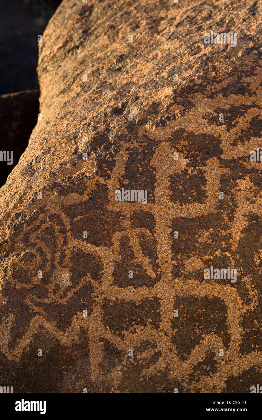 El antiguo arte rupestre, anthropomorphs, en el sitio de petroglifos de Piedras Pintadas cerca de Gila Bend, Arizona, EE.UU. Foto de stock