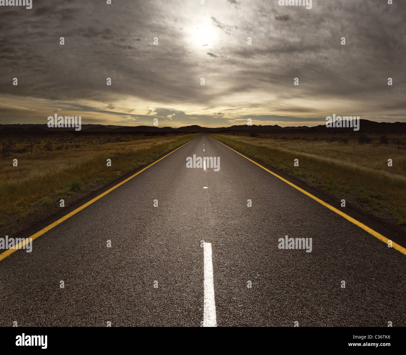 Tar recta carretera que conduce a la luz de tonos (imagen) Foto de stock