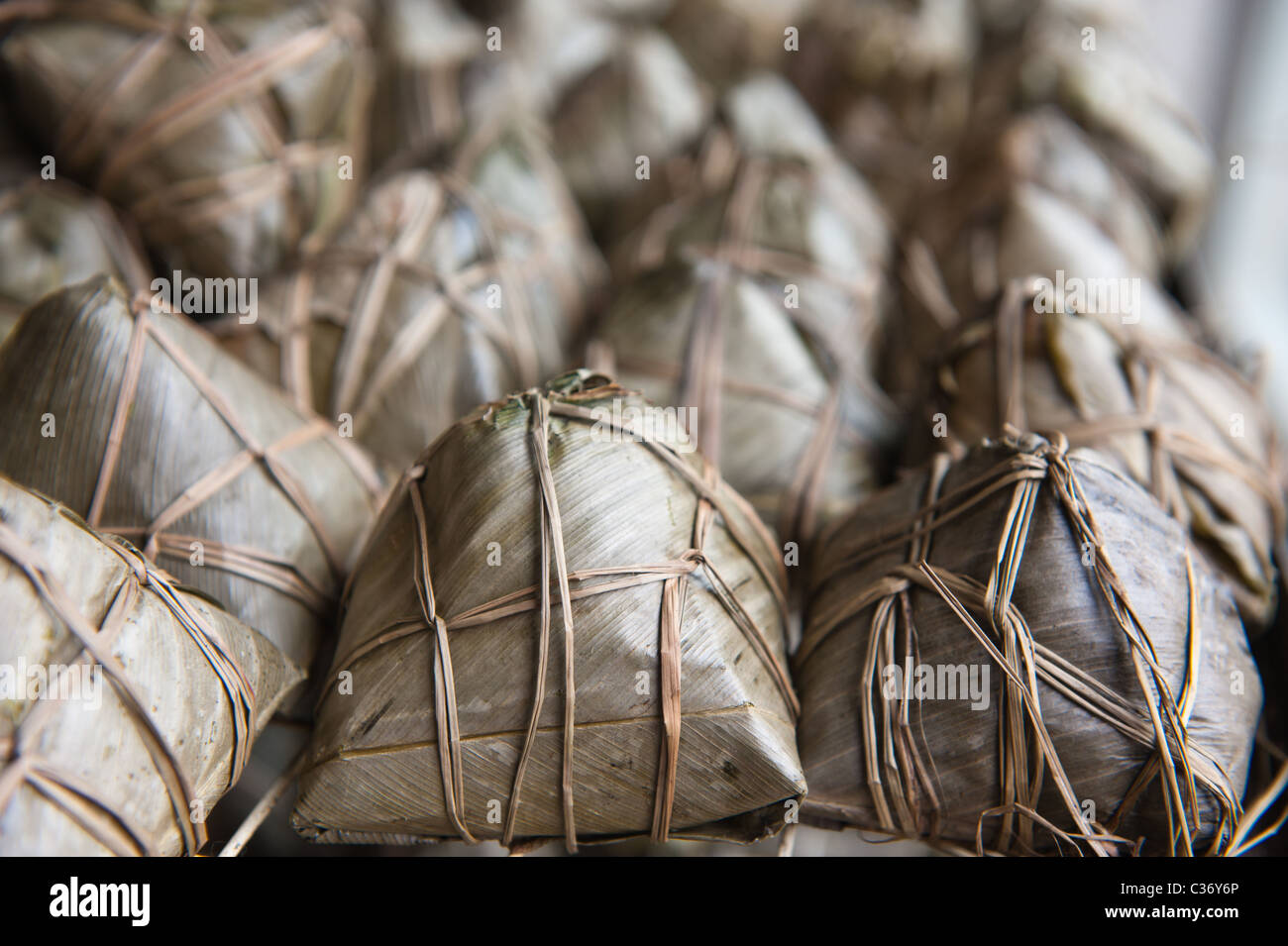 Chino dumplings de Arroz envuelto en hojas de láminas Foto de stock
