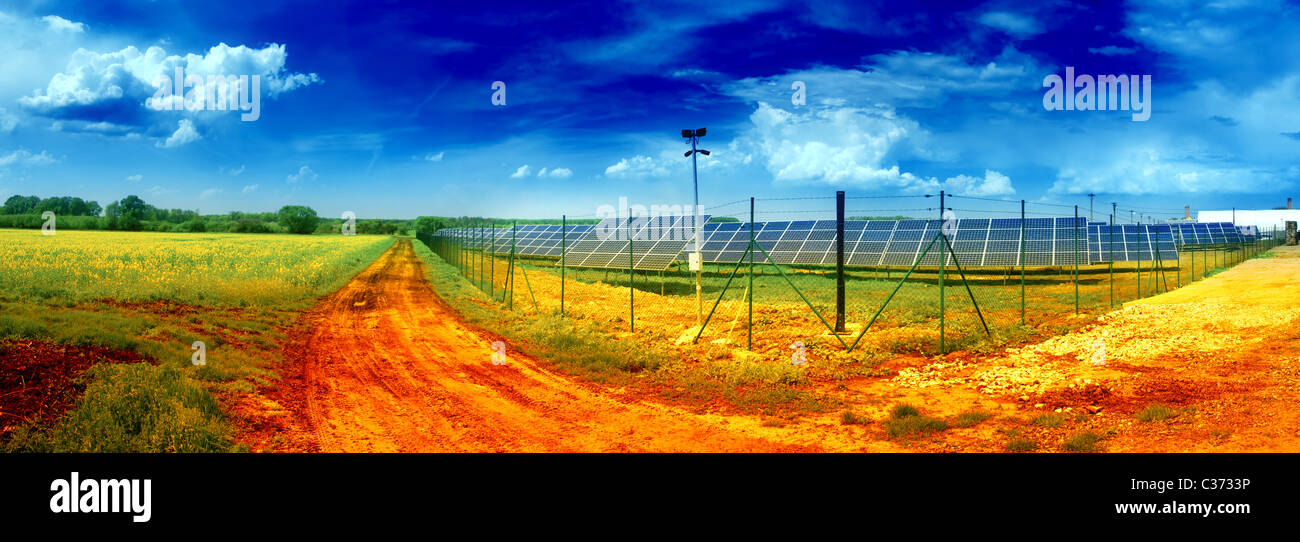 Planta de energía solar en el paisaje - energía limpia para una mejor vida en ambiente fresco Foto de stock