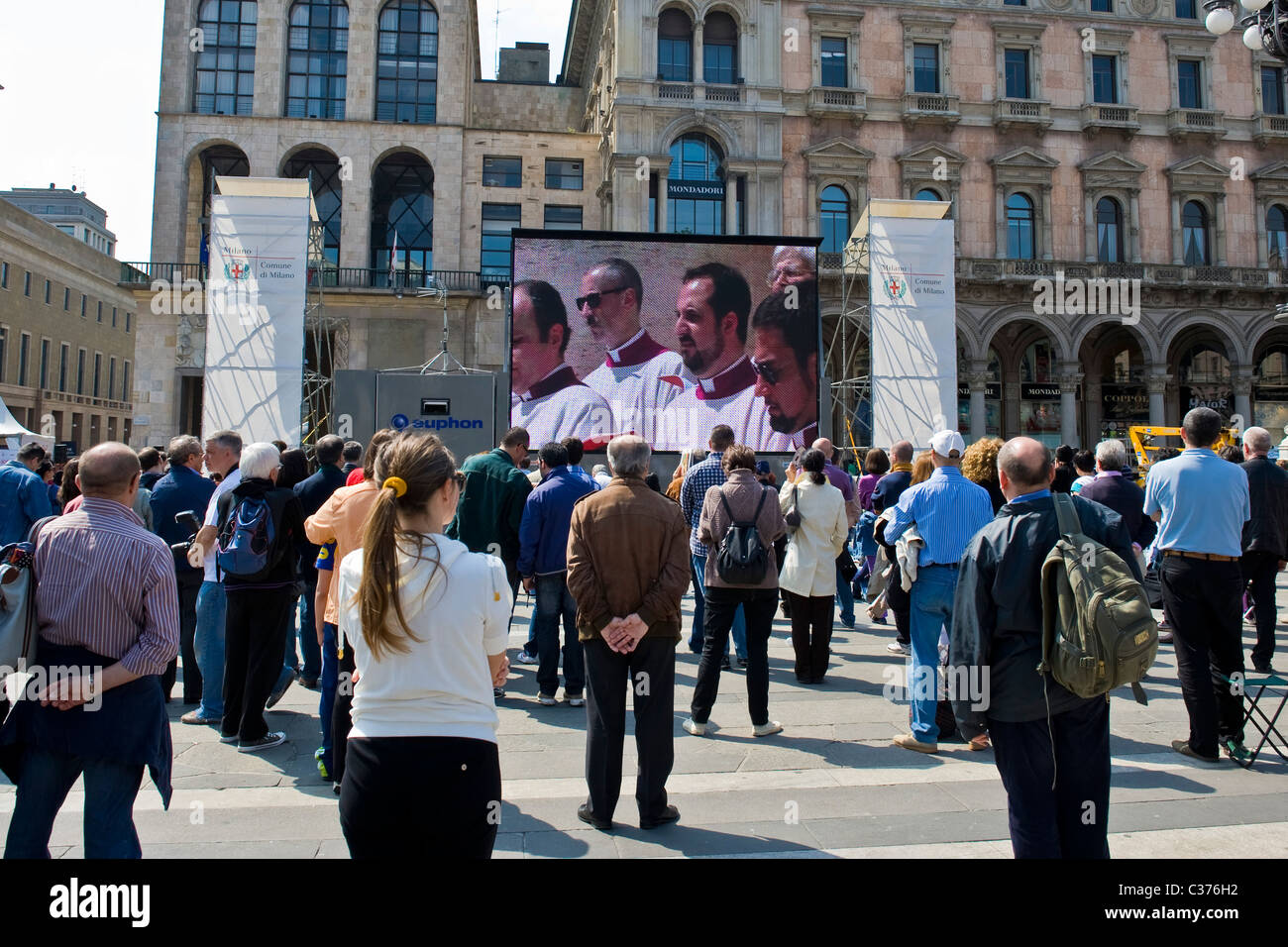 01.05.2011, la beatificación de Juan Pablo II, pasaron en la pantalla gigante en la plaza del Duomo de Milán, Italia Foto de stock