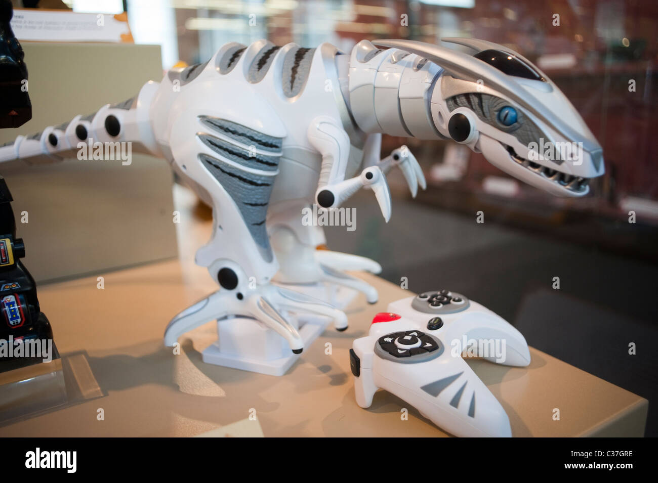 Robot dinosaur fotografías e imágenes de alta resolución - Alamy